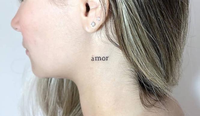 tatuajes pequeños mujer cuello