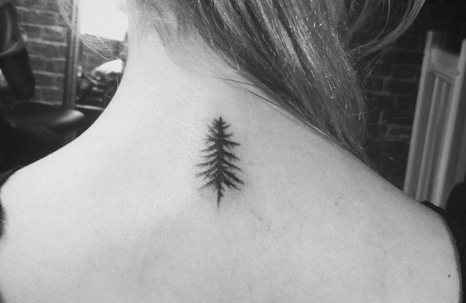 tatuaje arbol pequeño espalda