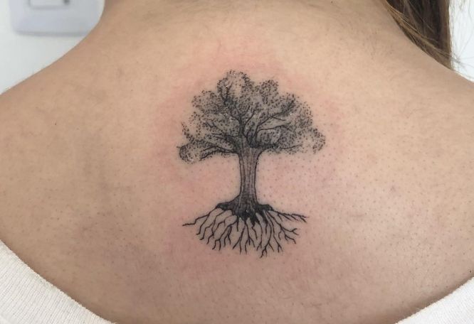 tatuaje arbol puntillismo espalda