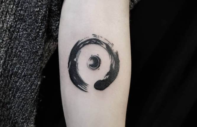 tatuaje circulo zen mujer