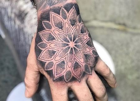 tatuaje cuerpo manos