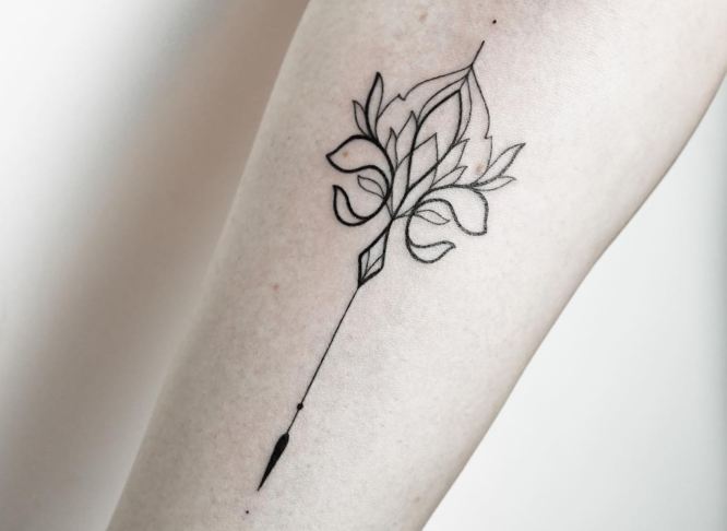 tatuaje flor de lis abstracto