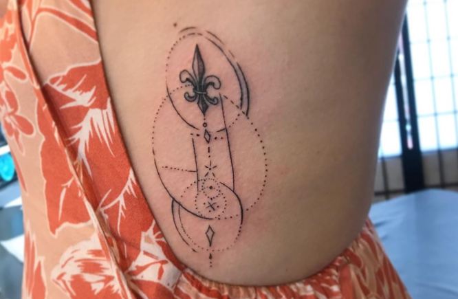 tatuaje flor de lis geometrico