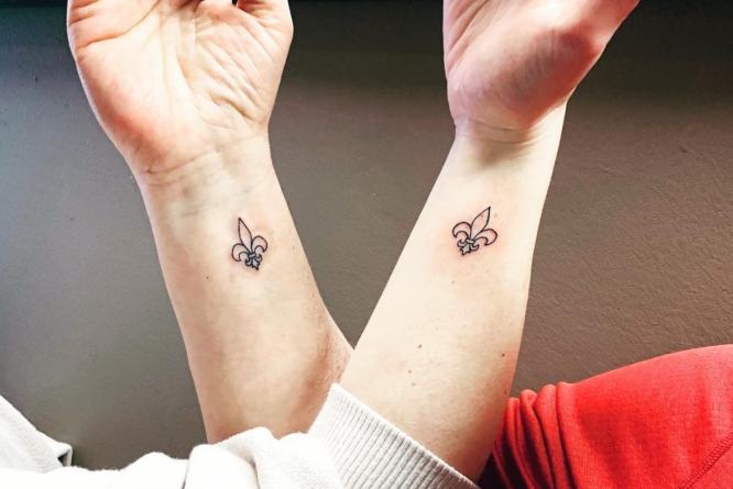 tatuaje flor de lis para madre e hija