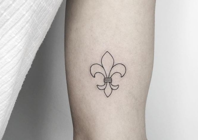 tatuaje flor de lis minimalista