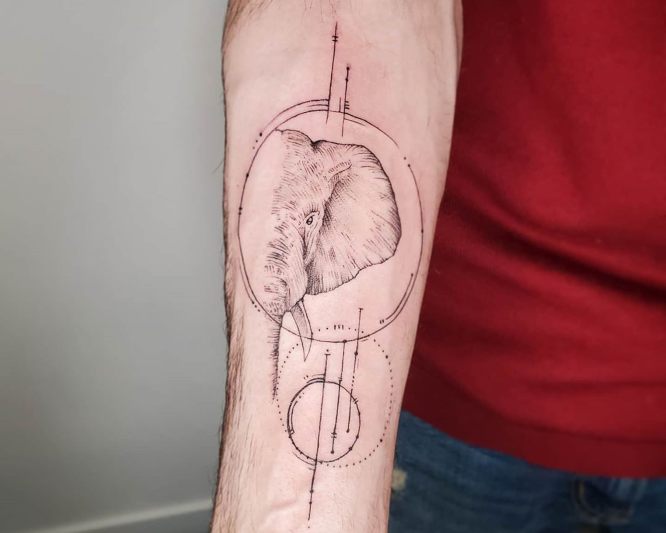 tatuaje geométrico elefante brazo