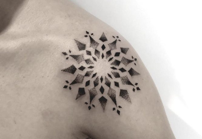 tatuaje geometrico puntillismo hombro