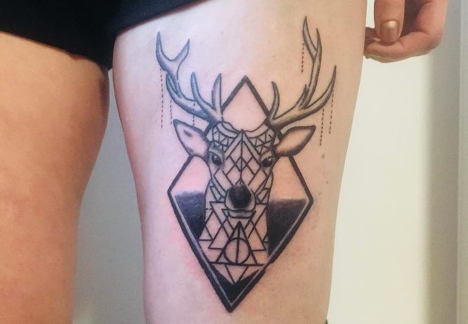 tatuaje geométrico ciervo