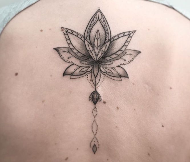 tatuaje geométrico espalda