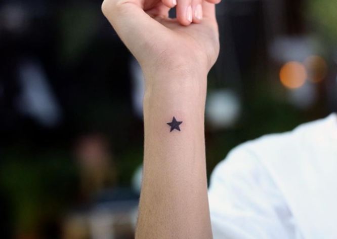 tatuaje minimalista estrella