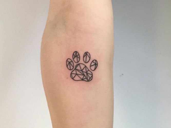 tatuaje minimalista huella perro