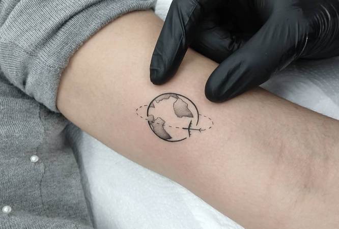 tatuaje minimalista mundo