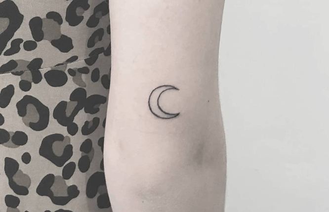 tatuaje pequeño mujer luna