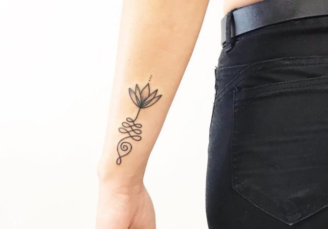 tatuaje pequeño mujer unalome
