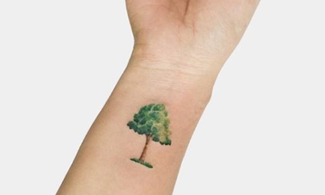 tatuaje pequeño mujer árbol