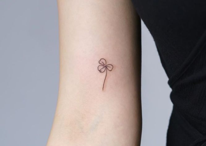 tatuaje trebol minimalista