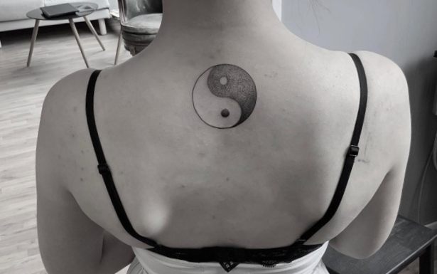 tatuaje yin yang espalda puntillismo