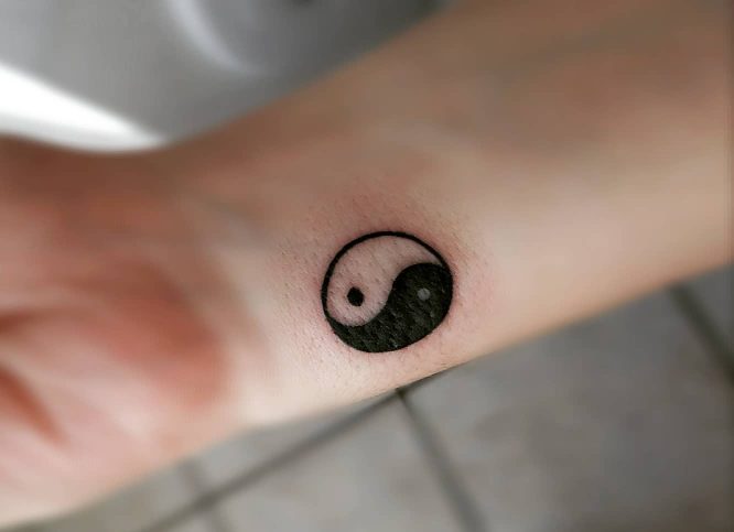 tatuaje yin yang muñeca