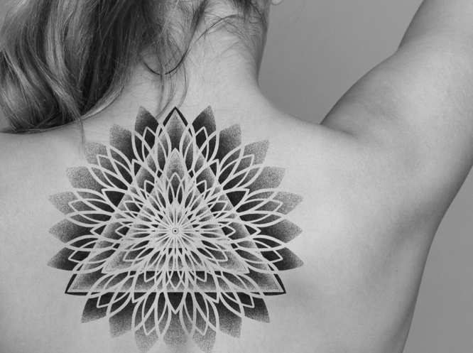 tatuajes geometricos mujer