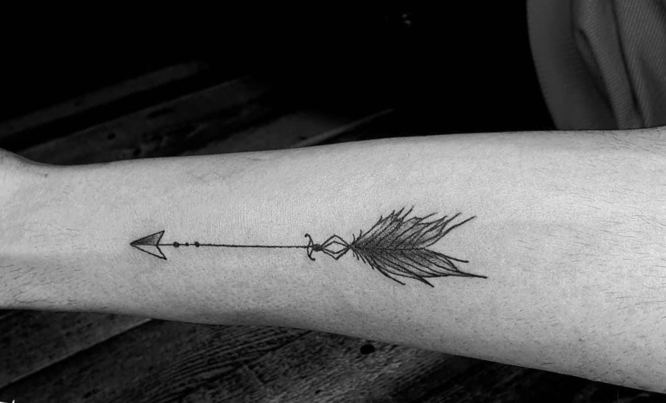 tatuajes pequeños mujer flecha