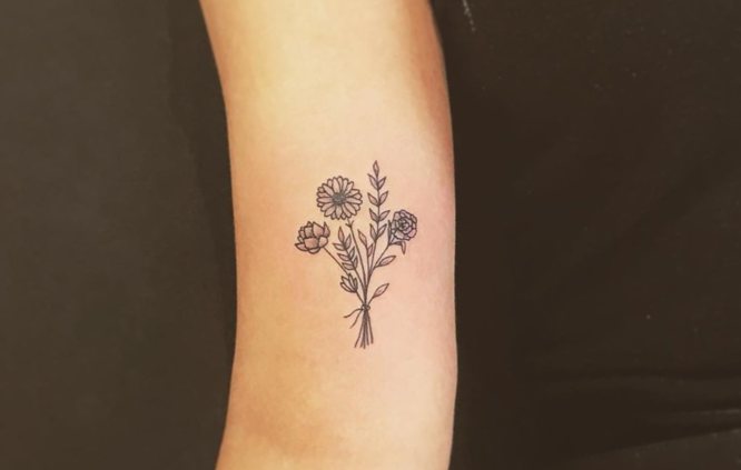 tatuajes pequeños mujer flores