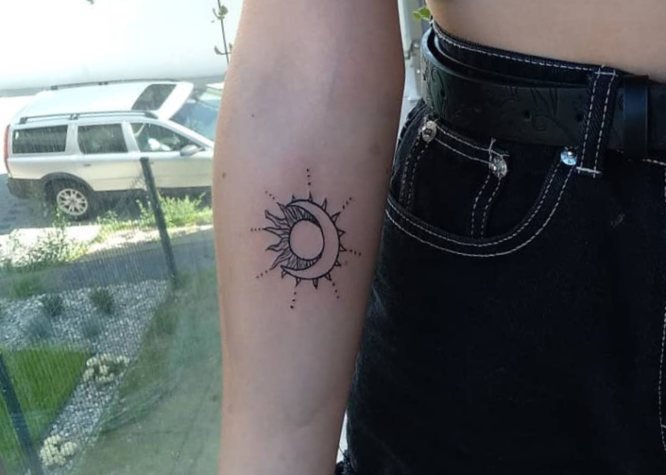 tatuaje sol luna chica
