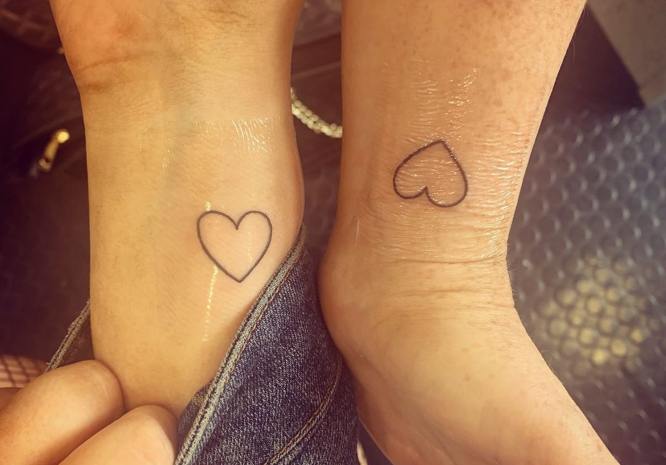 tatuajes hermanas corazones