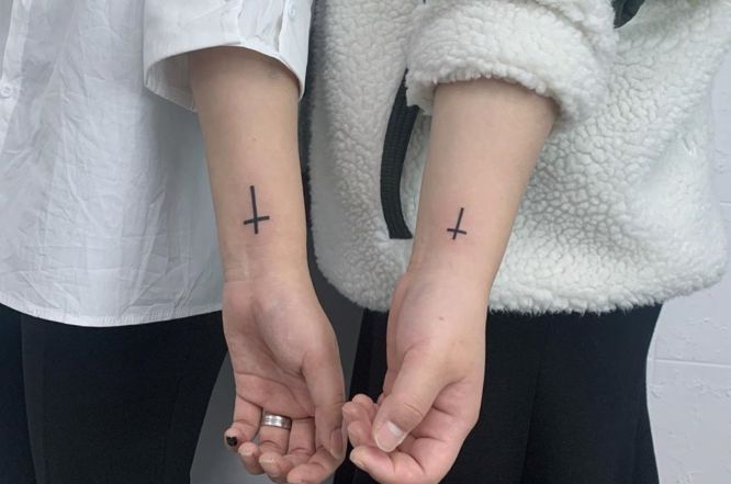 tatuajes amigas cruz