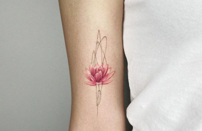 tatuaje flor de loto mujer brazo