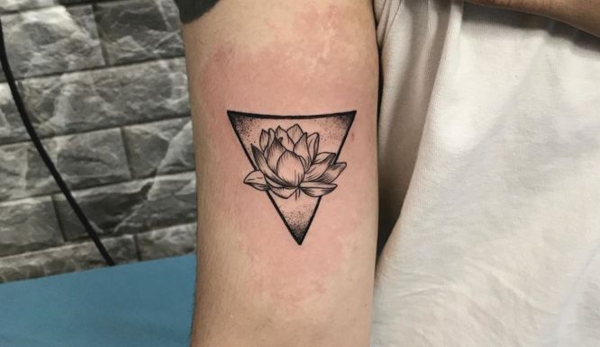 tatuaje flor de loto pequeño triangulo