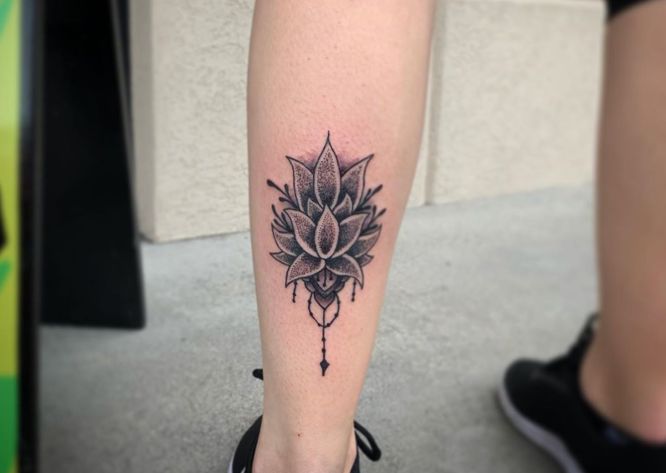 tatuaje flor de loto en la pierna