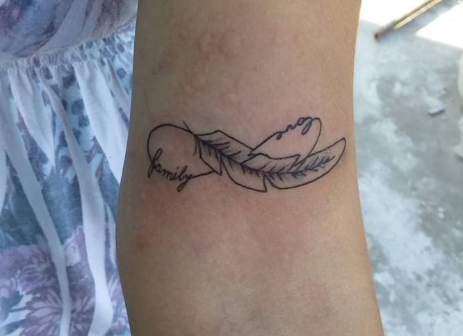 tatuaje infinito plumas brazo