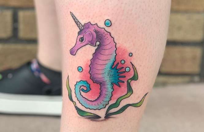 tatuajes caballito de mar mujer color