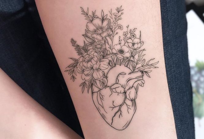 tatuajes corazon flores muñeca