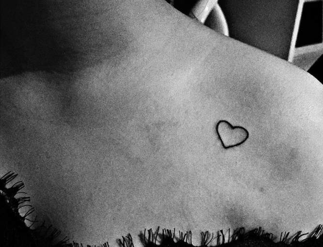 tatuajes corazon minimalista hombro