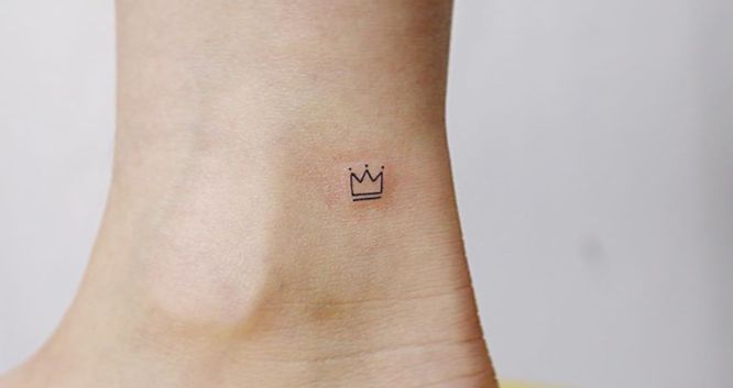 tatuajes coronas minimalista