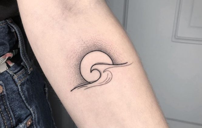 tatuajes de olas minimalistas