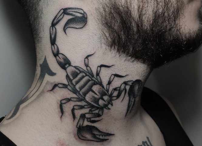 tatuajes escorpion cuello