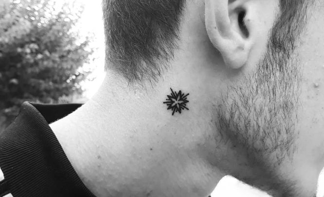 tatuajes estrella cuello hombre