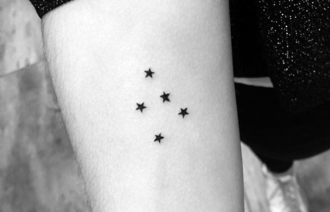 tatuajes estrellas minimalistas