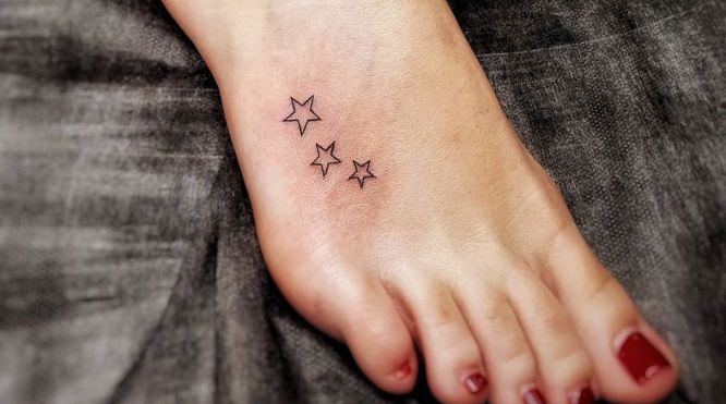 tatuajes estrellas pie