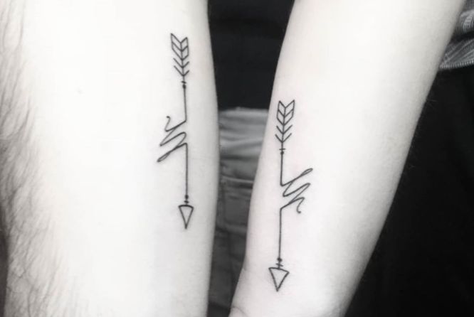 tatuajes flechas pareja blanco negro