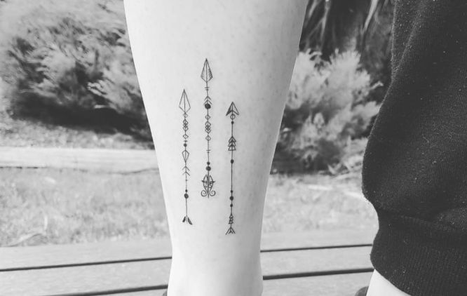 tatuajes flechas pierna tres