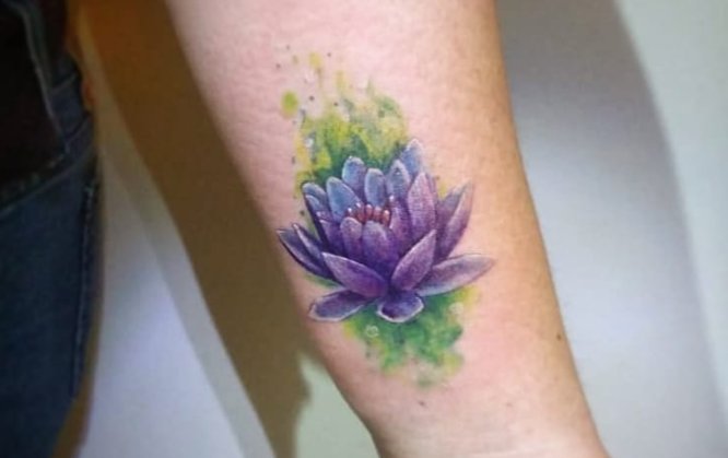 tatuajes flor de loto acuarela muñeca
