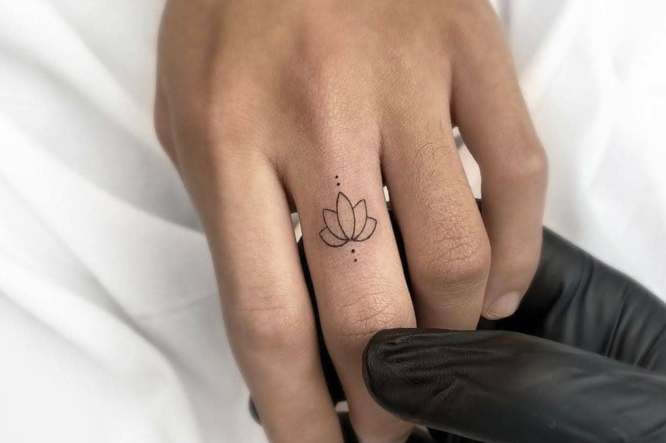 tatuajes flor de loto dedo simple