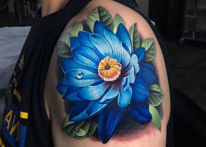 tatuajes flor de loto hombre realista