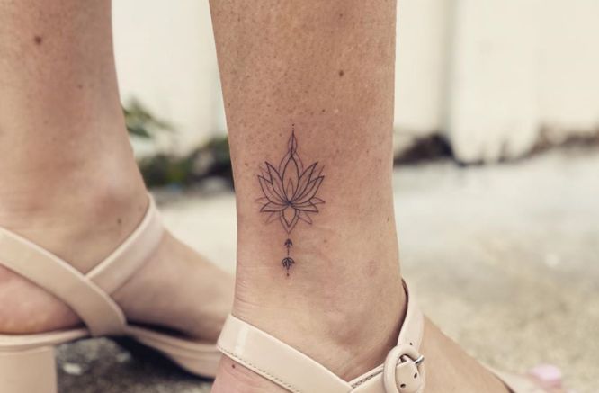 tatuajes flor de loto pequeño