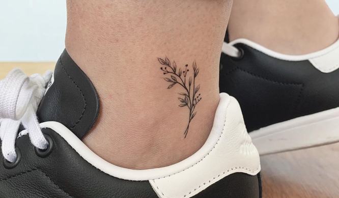 tatuajes flores tobillo
