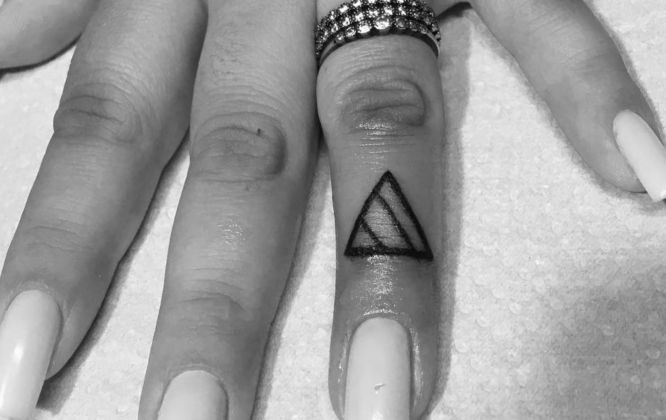 tatuajes glifos dedo