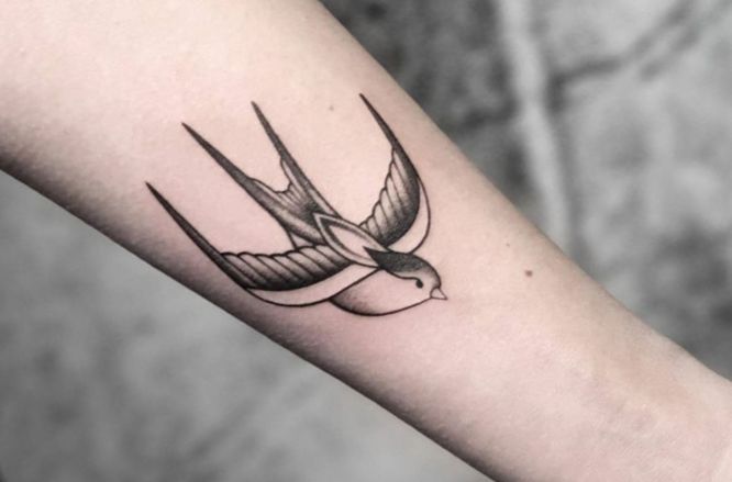 tatuajes golondrina mujer brazo